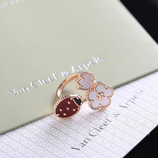 Lucky Spring Between the Finger ring